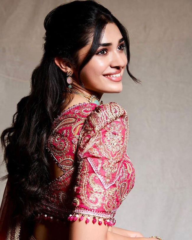 Staggering Poses Of Krithi Shetty